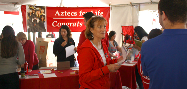 Lisa Winters (center) talks to a new grad about joining the SDSU Alumni Association.