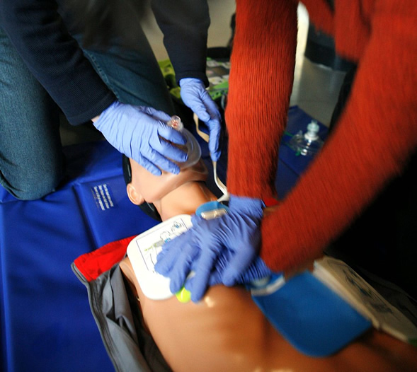 CPR training can help save a victim of cardiac arrest. (Credit: Wikimedia Commons/Rama)