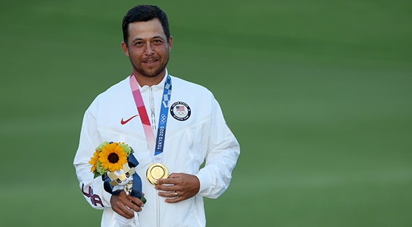 SDSU alumnus Xander Schauffele with his gold medal at the 2020 Tokyo Olympics. Photo by Getty Images.