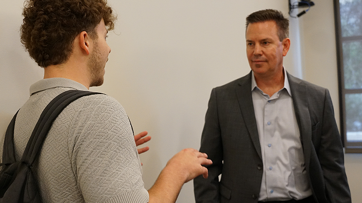 Fowler Executive in Resident, Dan Skiles (right) talks to MBA student, Colin Kinnard, in a one-on-one session